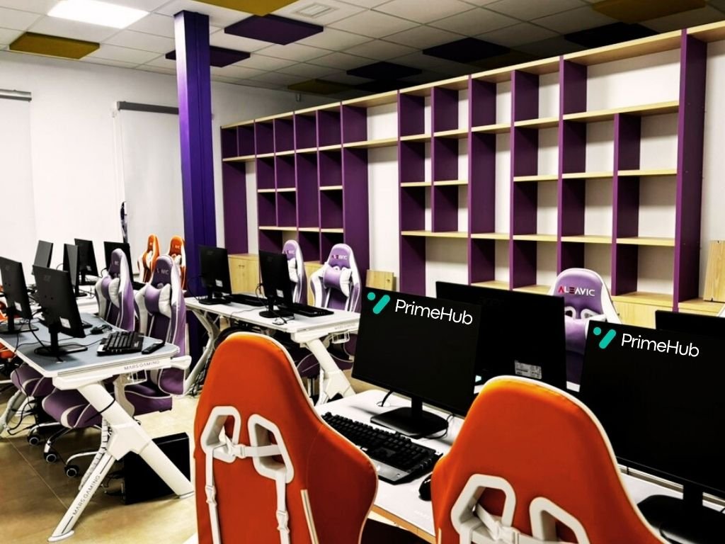 "Alquiler de aula tecnológica en Valladolid PrimeHub: espacio moderno con equipos informáticos de alta gama y mobiliario ergonómico para formación y eventos."